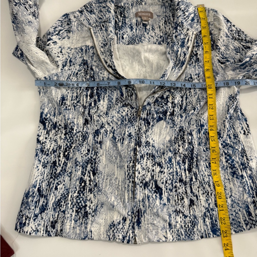Chicos Women's Blue and White abstract zip up lightweight jacket size large (2) - Picture 8 of 13
